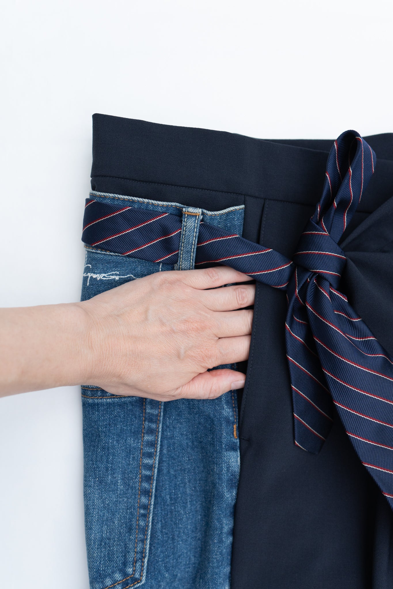 CASE2-navy tie