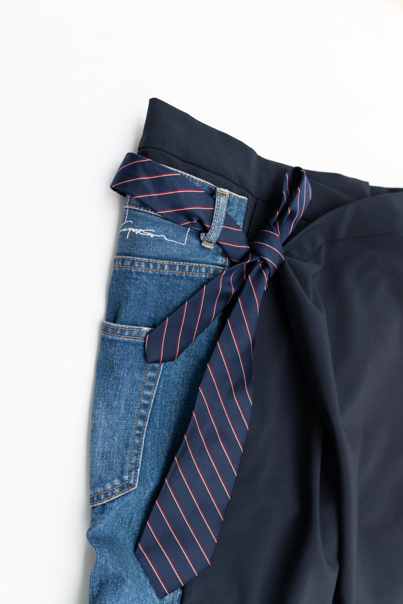 CASE2-navy tie