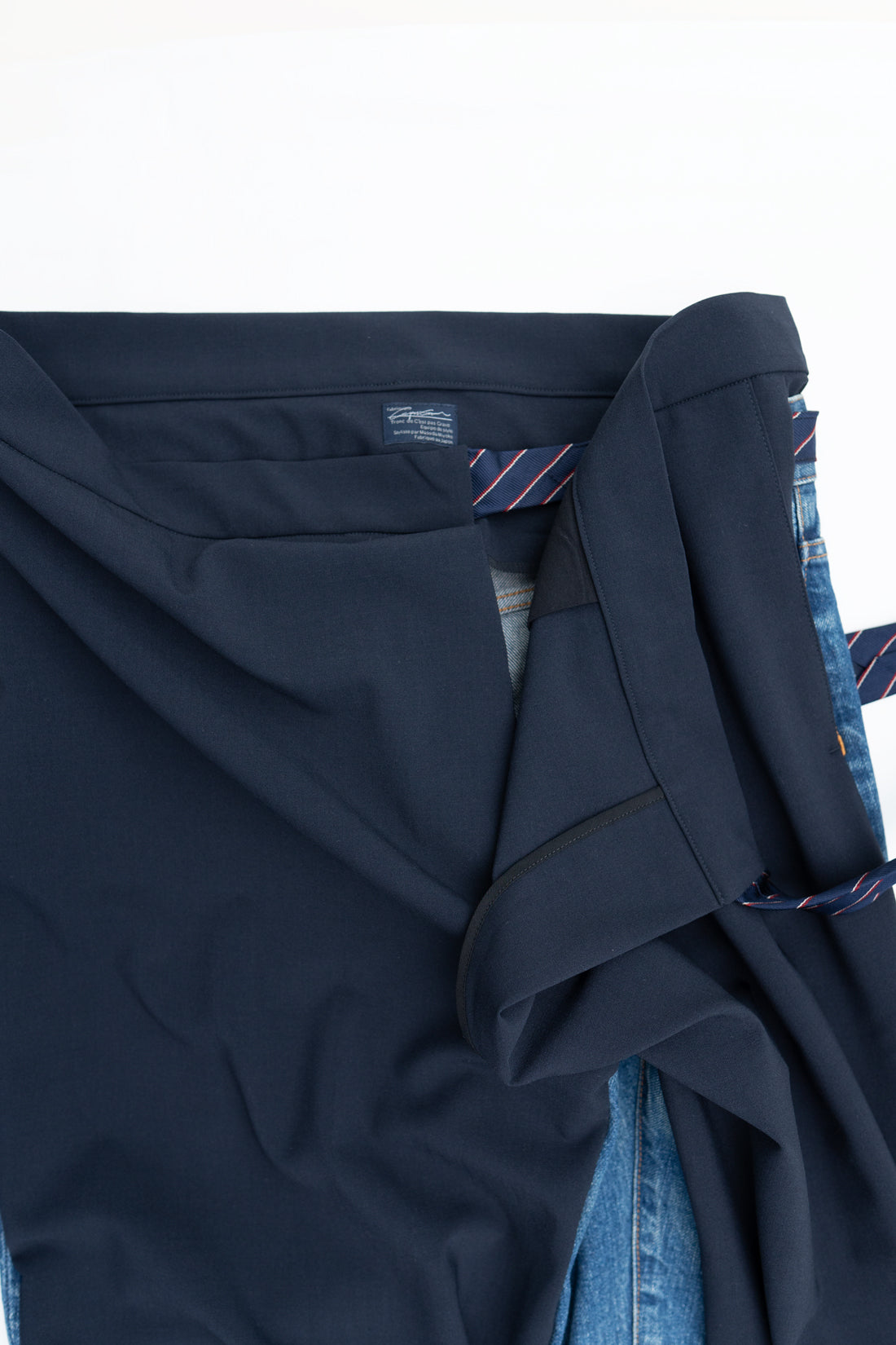 CASE2-navy tie