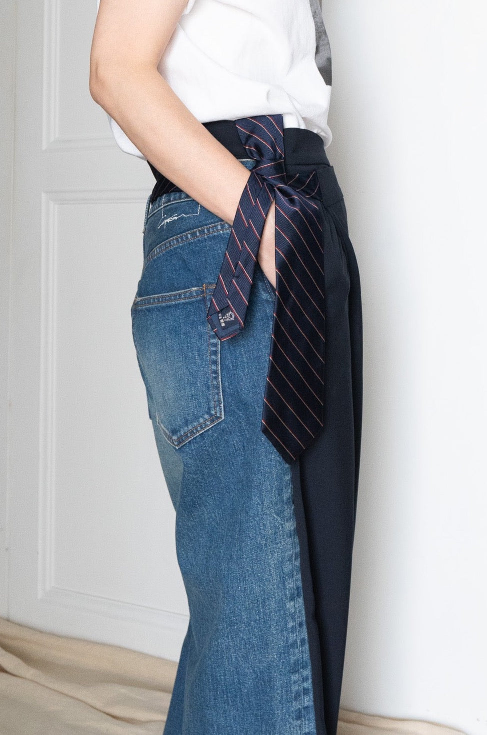 CASE2-navy tie