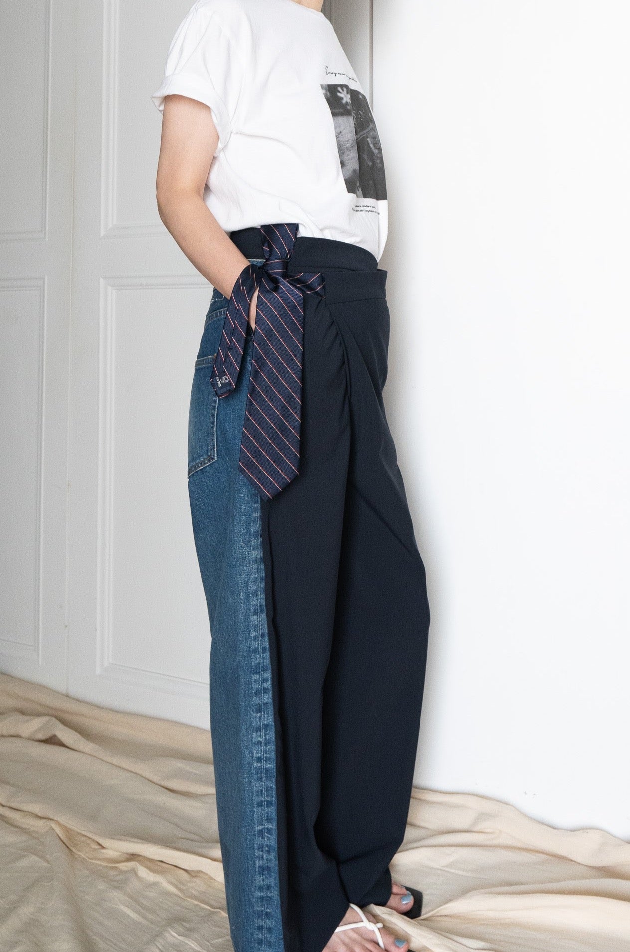 CASE2-navy tie