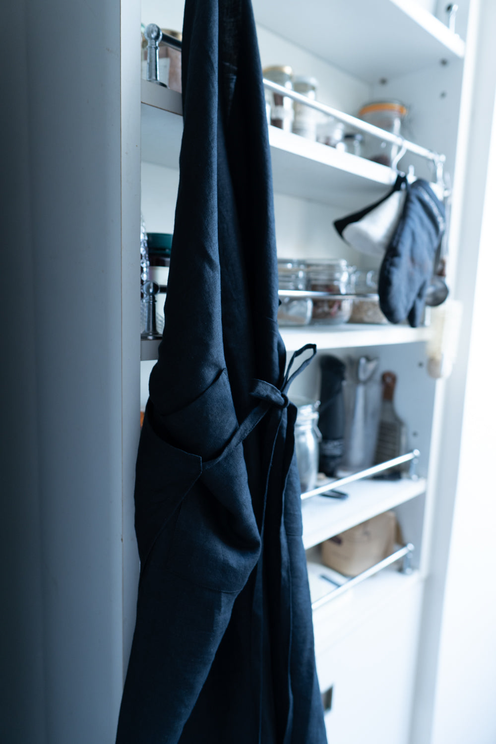 apron-linen-black