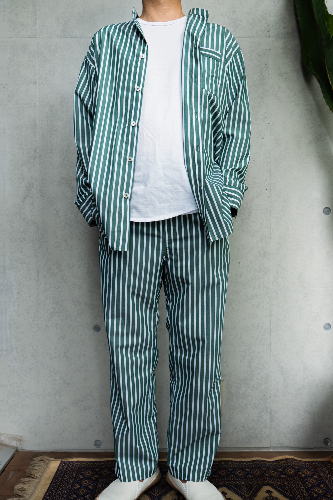 his shirt-green stripe