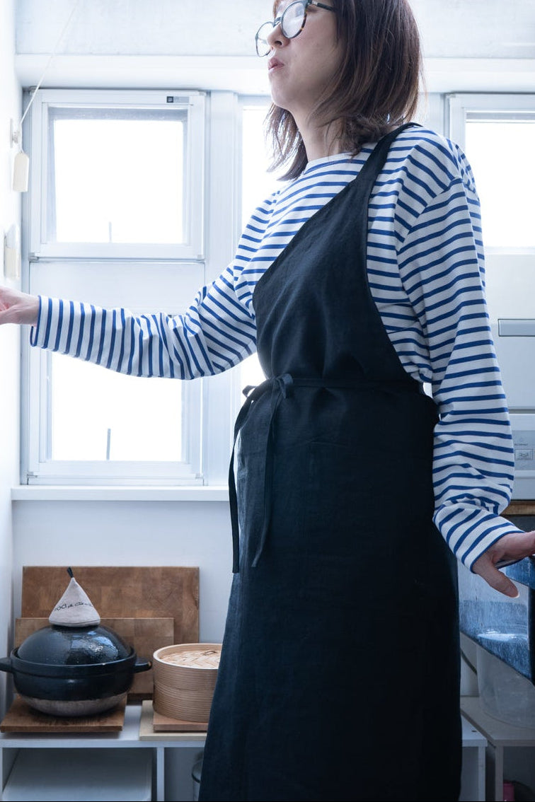 apron-linen-black