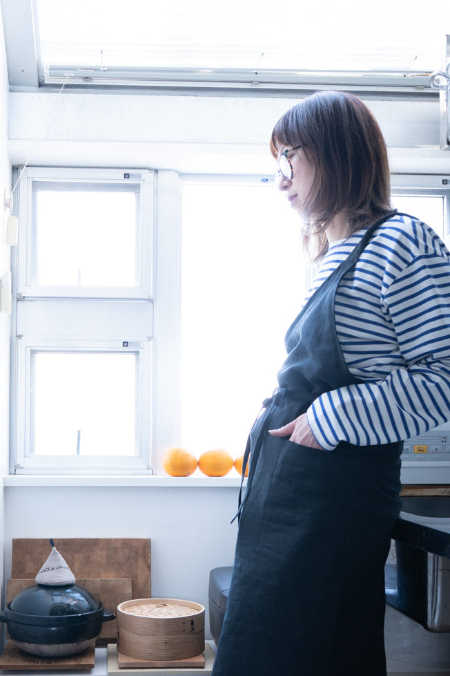 apron-linen-black