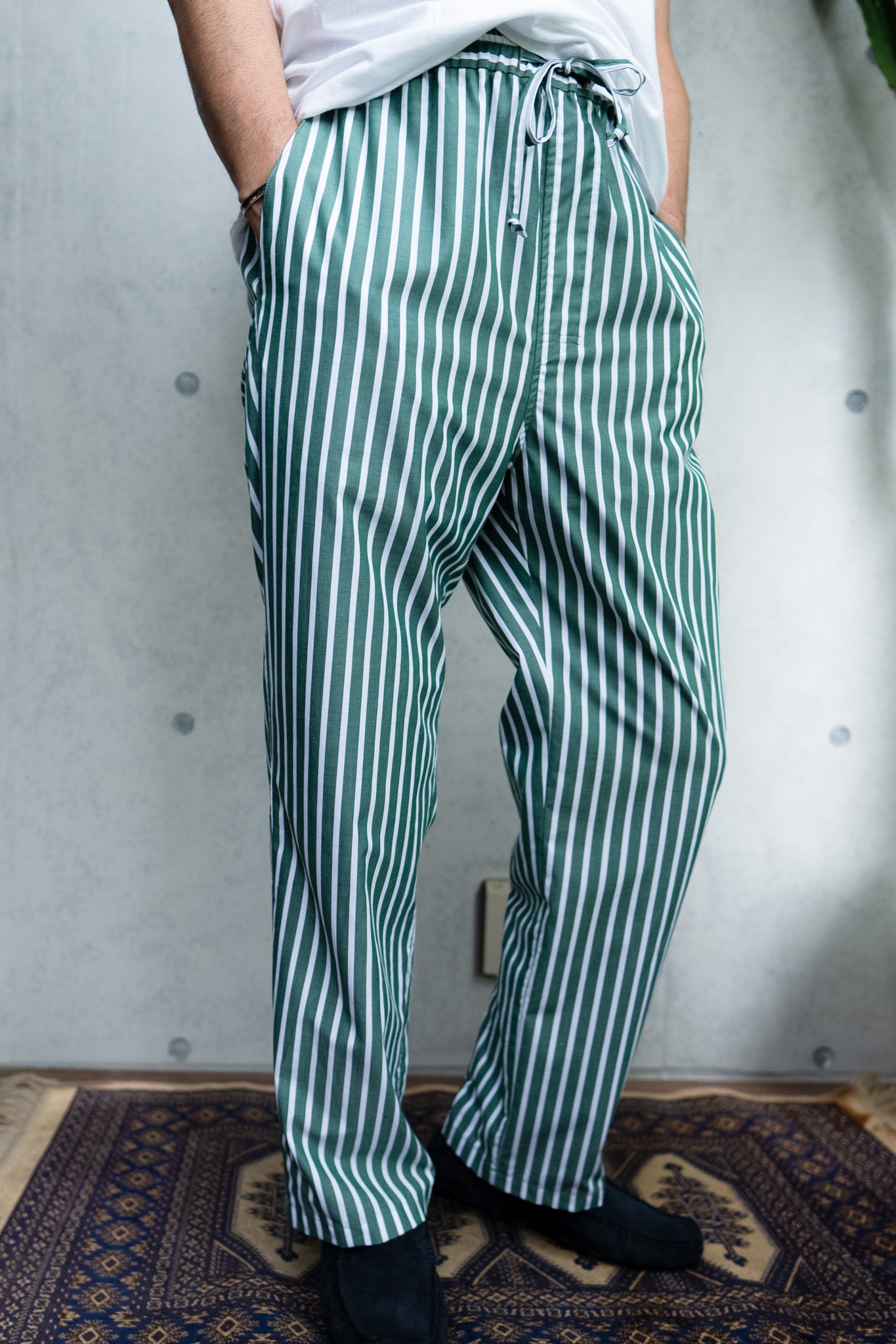 his pants-green stripe